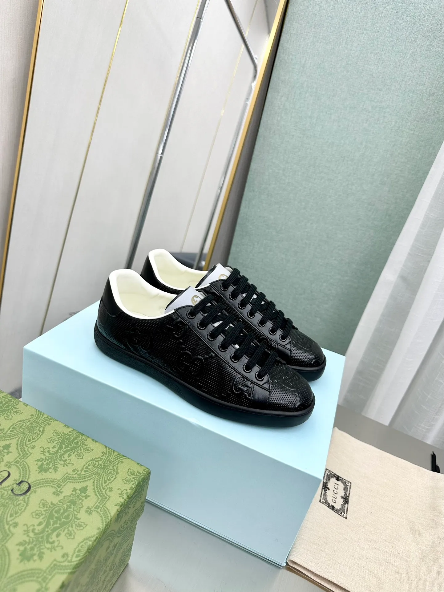 👟👟Ex-factory price 540👟👟 Men's size +10 Top version: Gucci G family classic Ace series Embroidery Little Bee White Shoes Couple Style Ribbon Love Casual Sports Shoes Sneakers Original Purchase Development Production This brand's classic low-top sports shoes interweave golden embroidered bees with red and green webbing. The bee is a classic element of the brand. It appeared in the Gucci ready-to-wear series in the 1970s. Exquisite packaging at the delivery counter🛍📦 ▪️Fabrics: Original custom imported first-layer cowhide ▪️Foots: Original custom cowhide lining ▪️Sole: Original open-molded rubber non-slip material ▪️Sole thickness: 2.5CM ▪️Size: Women's 34-41 (customized 34/41) ▪️Size: Men's 38-46 (38/46 customized)